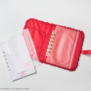 「Maison de FLEUR×HELLO KITTY いちごマルチケースBOOK RED」使用イメージ