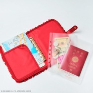 「Maison de FLEUR×HELLO KITTY いちごマルチケースBOOK RED」使用イメージ