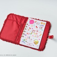 「Maison de FLEUR×HELLO KITTY いちごマルチケースBOOK RED」使用イメージ