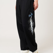 『遊☆戯☆王デュエルモンスターズ』×グラニフ　「滅びの爆裂疾風弾｜トラックパンツ」着用イメージ