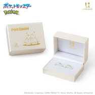 仲良く寄り添うピカチュウが箔押しでデザインされた専用ケース