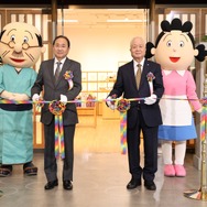 左から）波平、(株)フジテレビジョン代表取締役社長・清水賢治、長谷川町子美術館館長・川口淳二、サザエ