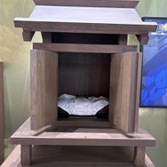 「無職転生」ロキシー教祭壇に内山夕実＆小原好美が詣でる!? 「御神体がw」「シュールすぎる」