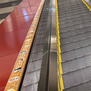 クイーンズスクエア横浜エスカレーター手すりベルト　ラッピング