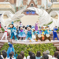 ミッキーたちがTDS25周年衣装で登場！人気ショー「ダンス・ザ・グローブ！」写真解禁