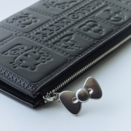 浅草橋の工房にて作られる文庫革財布。ファスナーの引手にもリボン