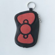 牛革ポーチに施されたビッグサイズのリボンは刺繍で