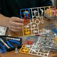 プラモデルに興味津々な子ども　※イメージ画像（metamorworks/stock.adobe.com）