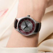 TVアニメ『Fate/strange Fake』× SuperGroupies「セイバー モデル 腕時計」使用イメージ