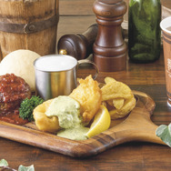 アイゼン＆ハイターのハンバーグとフィッシュ＆チップスプレート