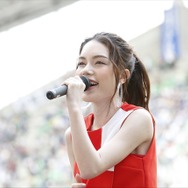 安田レイがJ1リーグ始球式に登場 新曲「Message」で選手にエール