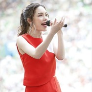 安田レイがJ1リーグ始球式に登場 新曲「Message」で選手にエール