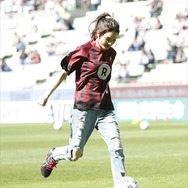 安田レイがJ1リーグ始球式に登場 新曲「Message」で選手にエール