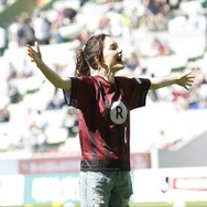 安田レイがJ1リーグ始球式に登場 新曲「Message」で選手にエール