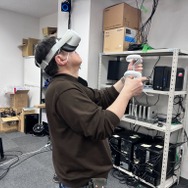 VRゴーグルをつけ、カメラワークや構図を決定するライブパート演出担当の錦織