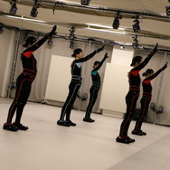 モーションキャプチャーでダンスと歌唱シーンを演じるパフォーマーたち
