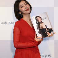 志崎樺音 1st 写真集『unplugged』発売記念イベントスチール