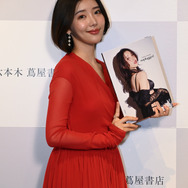 志崎樺音 1st 写真集『unplugged』発売記念イベントスチール