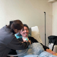 妻の雅子さんにケアをしてもらっている間におどける津久井