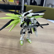 「RG 1/144 フリーダムガンダム -APEX LEGENDS(TM) クリプト Ver.-」