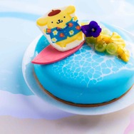 「波乗りプリンのビッグウェーブ」：アーモンド風味のスポンジに、 パッションフルーツなどを重ねた夏らしい爽快なケーキ。