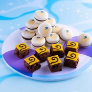 （写真上から）：「ぷかぷかプリンのダークチョコマカロン」「スコーンのしっぽ」