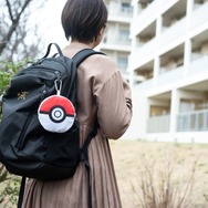 使用イメージ：リュックにつければモンスターボール風に持ち歩ける！