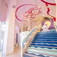HELLO KITTY© 2026 SANRIO CO., LTD. APPROVHELLO KITTY SMILE　 リニューアル内観AL NO. L660041