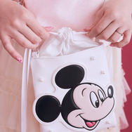 Areeam Disney Collection「Mickey＆Minnie」ミッキー/フェイスポシェット（Off White）使用イメージ
