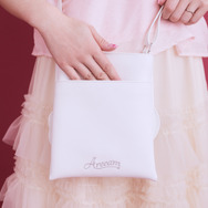 Areeam Disney Collection「Mickey＆Minnie」ミッキー/フェイスポシェット（Off White）使用イメージ