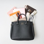 ヤングアンドオルセン「YOUNG ＆ OLSEN The DRYGOODS STORE BELTED TOTE BAG BOOK BLACK」使用イメージ