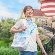 ディズニー「ダッフィー＆フレンズのファインド・ユア・ビューティフル・ブルー！」第2弾グッズ　トートバッグ使用イメージ