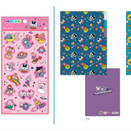 「ぷっくりシール」　　　　 全2柄　各550円（税込）「クリアファイルA5　3P」　全2柄　各385円（税込）