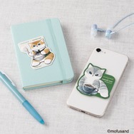 『mofusand』×珈琲館　全6種の「レザー風ステッカー」は 2,500 円（税込）以上のレシートで1個交換できる（使用イメージ）
