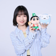 『映画クレヨンしんちゃん 奇々怪々！オラの妖怪バケ～ション』TOMOO×ぬいぐるみ（しんのすけ、シロ）スチール