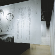 のれん様の展示をくぐり小説の世界へ