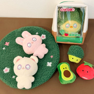 ぬいポーチ、ぬいぐるみキーホルダー／各390円（税込429円）