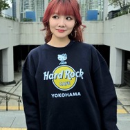 ハードロックカフェ 「Hello Kitty Collection」横浜店 Hello Kitty Crewneck Sweatshirt　着用イメージ