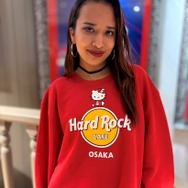 ハードロックカフェ 「Hello Kitty Collection」大阪2店舗 Hello Kitty Crewneck Sweatshirt　着用イメージ