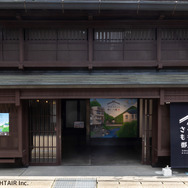 伝統技法「郡上本染」で制作された日除けが象徴的な「さくらももこと郡上八幡」外観