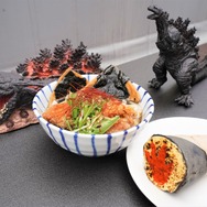 ゴジラの足跡付き　アイスブリュレクレープ&ゴジラ和風ブラック冷やしうどん