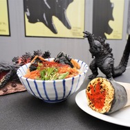 ゴジラの足跡付き　アイスブリュレクレープ&ゴジラ和風ブラック冷やしうどん