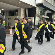 渋谷に“雷警報”発生!? アニメ『サンダー３』放送開始日に渋谷をジャック！学ラン33人が大捜索、カミナリがスペシャルネタ披露