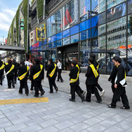 渋谷に“雷警報”発生!? アニメ『サンダー３』放送開始日に渋谷をジャック！学ラン33人が大捜索、カミナリがスペシャルネタ披露