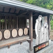 【6】バスを待つ「三将軍」パネル