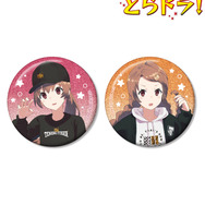 【アニメイト限定】arti-mate グリッター缶バッジ2個セット ヤス先生 描き下ろし 私服ver.（全1種）価格：1,210円（税込）