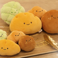 メニュー表のぬいぐるみは、実際のパンやドリンクをイメージしたサイズ感です。