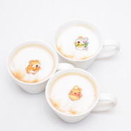 子ザメちゃんとお友達のランダムラテ 990 円／972 円（店内飲食／テイクアウト）