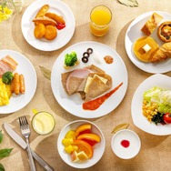 洋食と和食のブッフェスタイル朝食