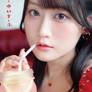 『小倉唯写真集 ゆいま～る』インフォスクエア版カバー